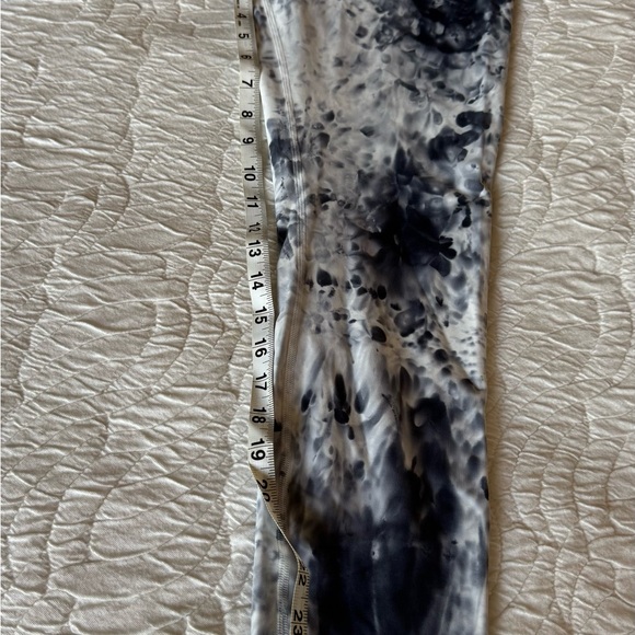 Lululemon tie dye leggings size 8. - Picture 3 of 6